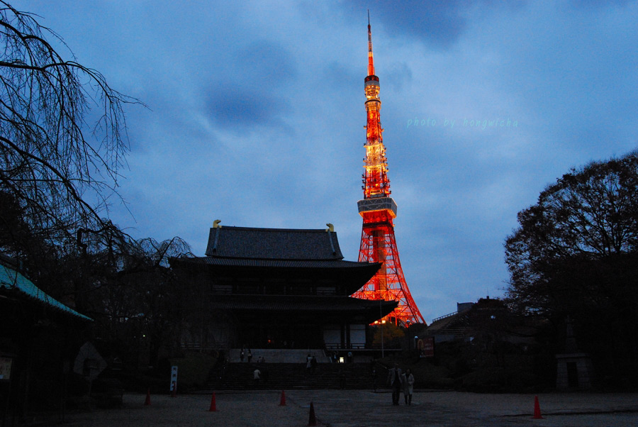 มีคนบอกว่ารอให้ที่ tokyo tower เปิดไฟแล้วจะสวย..ก็เลยรอดูบ้างมองด้วยตาสวยจริงครับแต่ผมถ่ายออกมาได้ไม