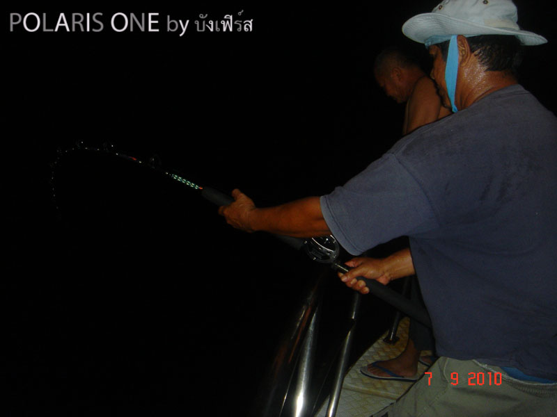 อัดอยู่ท้ายเรือ อยู่นานๆมันคงเบื่อลากโกชาติ มาเที่ยวหัวเรือบ้าง :laughing: :laughing: