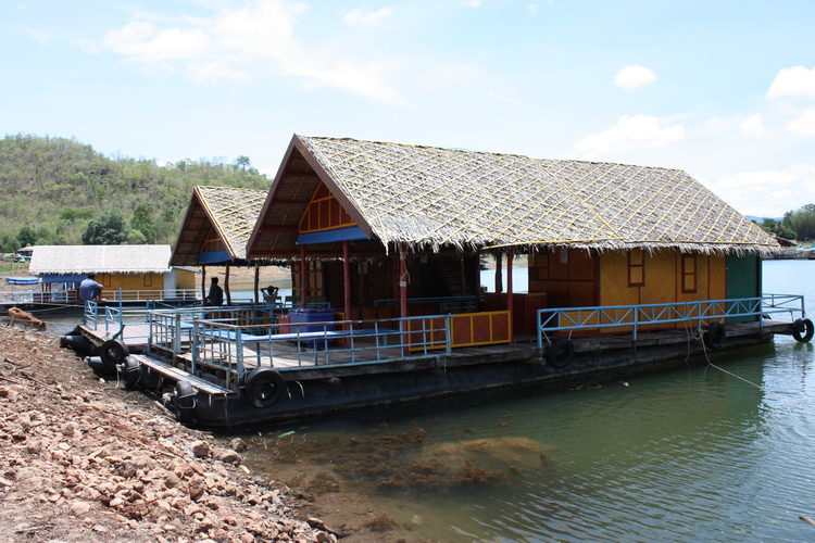  [center] [b]แพที่อยู่บริเวณท่าเรือ[/b][/center]