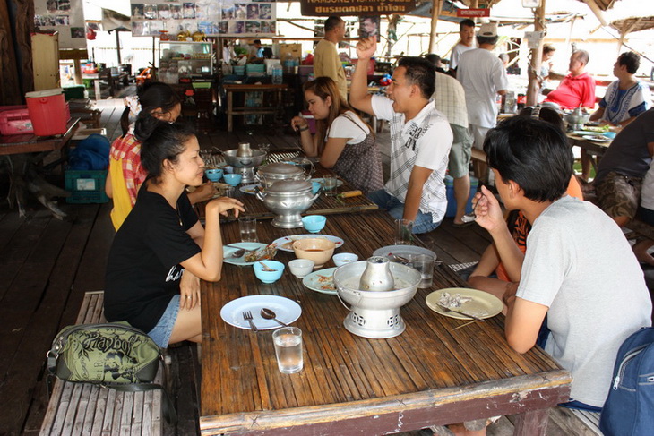 [center] [b]บรรยากาศครึกครื้น  เป็นกันเองดีครับ  ทุกคนที่มาล้วนมีอัธยาศัยที่ดี[b][/center]