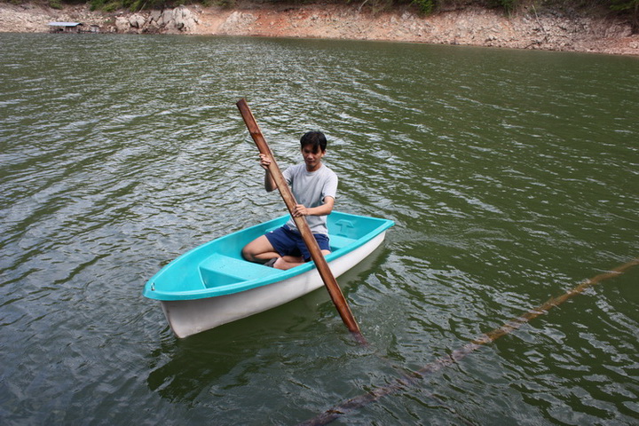 [center] [b]หมอเดิมกำลังซ้อมภายเรือ  กะว่าจะพาน้องหลิวไปเที่ยวต้นนาซะหน่อย  [b][/center]