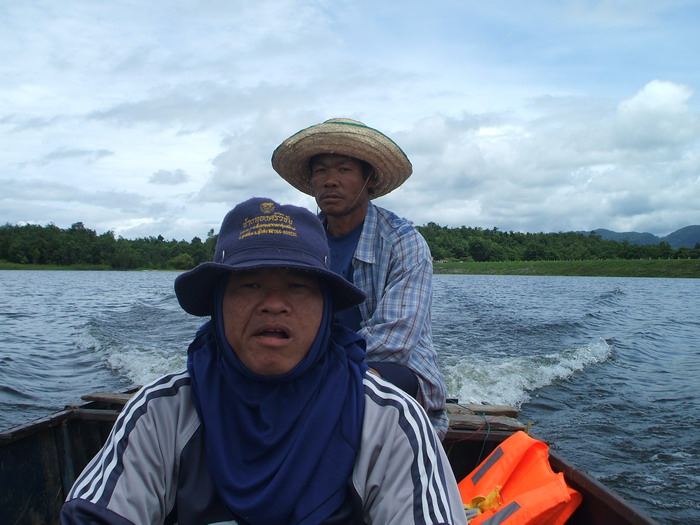 คนหลังนะพี่หาญเจ้าของเรือ คนหน้าอาหนาน 