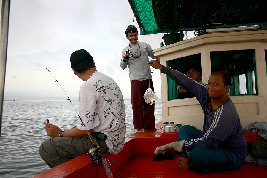 
 [b]  สิโรจน์  แอบไปสอยใบปอตัวจ้อย  แถวท้ายเรือ

  ไม่อยากให้ถ่ายรูป  บอกเดี๋ยวหาใหญ่ๆกว่านี้ก่อ