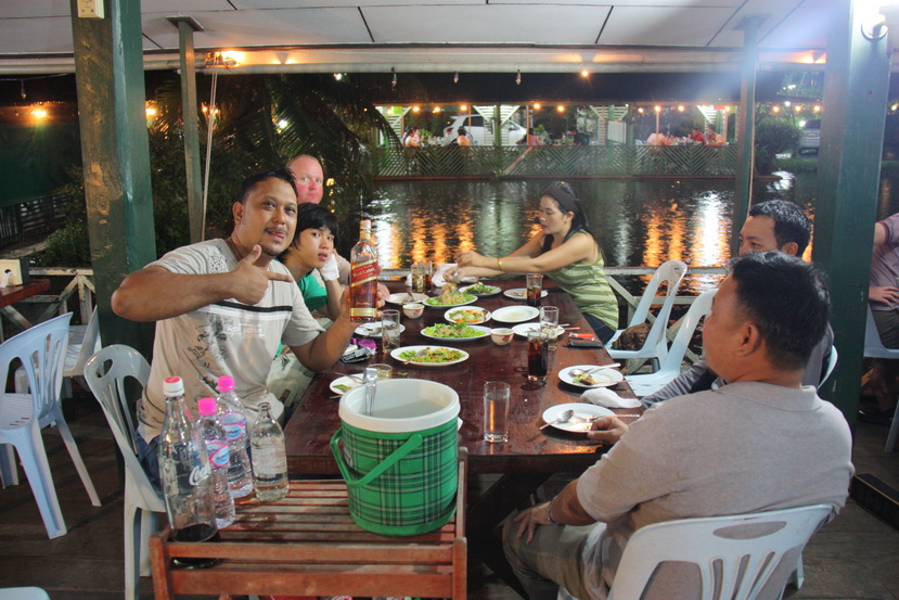 หลังจากเสร็จภาระกิจมาตลอดทั้งวัน พวกเราก็ถือโอกาสเลี้ยงส่งเพื่อนต่างชาติซึ่งเป็นเพื่อนรัก เพื่อนร่วม