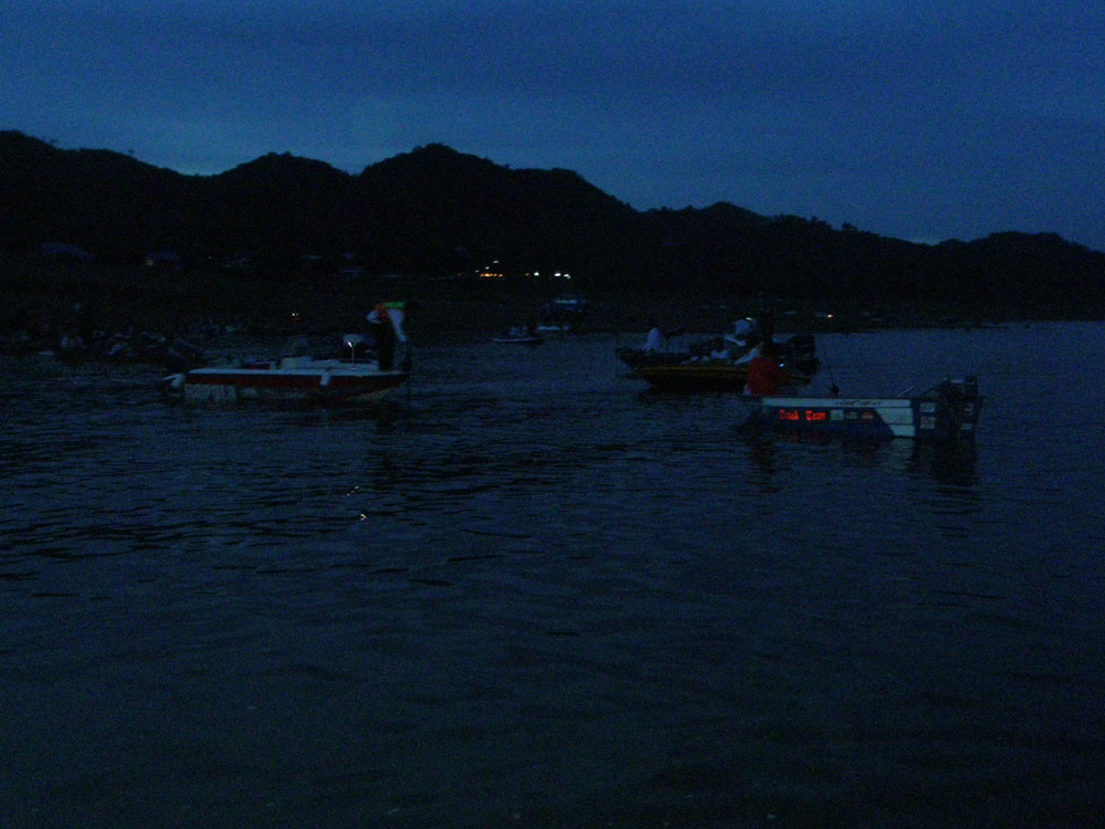 สุดท้าย ...เรือสตาร์ท ไม่ติด ต้องใช้ ม