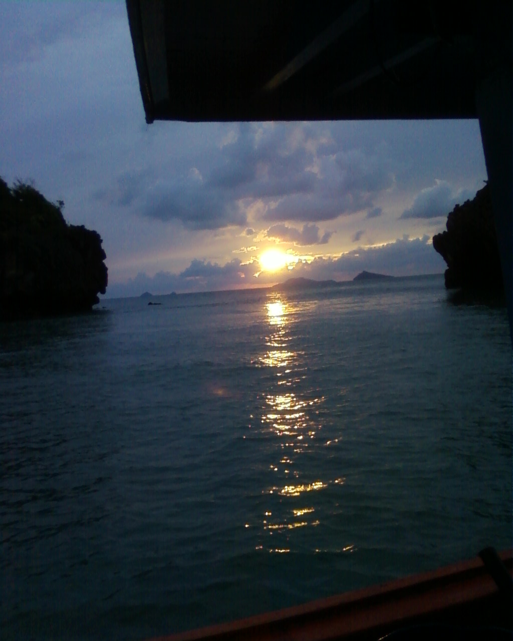 ส่วนที่เหลือก็ช่วยกันโสกหาเหยื่อปลาเป็น ไว้ปล่อยสายลอย อยู่ทางท้ายเรือ