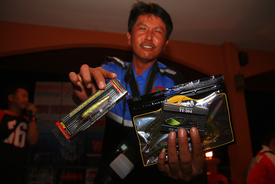 มีสิบรางวัล...พงเต๊บมาดโดนคนที่สอง....
ส่วนอีตาเพ่โปรโม่ง คร้ามภริยา คนนี้....โดนคนที่สิบพอดี

กร