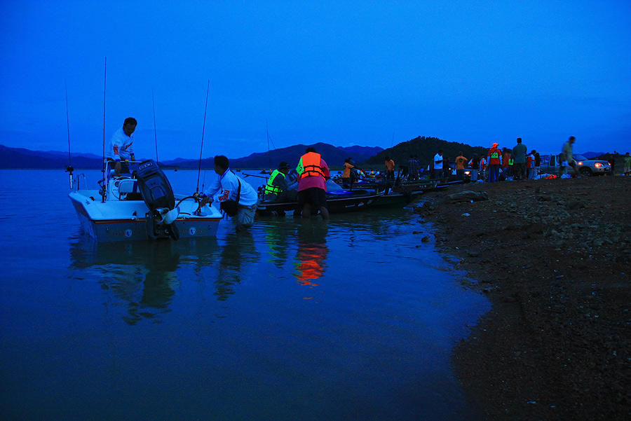 ช่วยน้าโม่งเอาเรือลงน้ำไปเรียบร้อย....ก้อออกเดินถ่ายรูปเล่นมั่ง
บรรยากาศงาน TFG ครั้งแรกของพงเต๊บมา