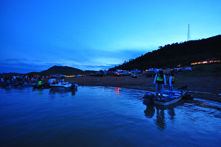 ตื่นมาตอนตีสี่ รีบเอาเรือมาลงเลย นอนไม่ไหว มีเสือกับรถไฟอยู่ในห้องด้วย :grin: :grin: :grin: