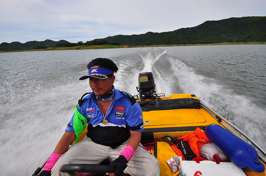 ย้ายหมายมาใหม่ใกล้กอไผ่ ยังไม่ทันได้ทำอะไรเลย เจ้าต่ายโทรมาบอกเรือเสีย ขาดประแจเบอร์ 10 เอามาให้หน่อ
