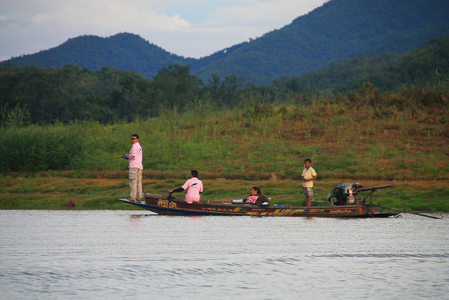 เรือหลาย ๆ ลำ ผ่านไปมา ตะโกนถามเรื่องปลา ก้อได้รู้ว่า ได้ปลากันไปแล้วทั้งนั้น...
งานนี้ แกร จะรอดได