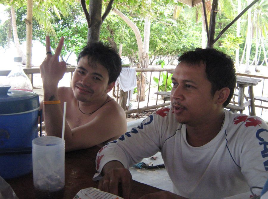 น้าเหน่งครับ (คนซ้าย)  น้าเอ๋(คนขวา)คร
