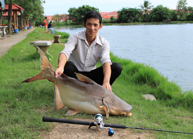 มัวแต่ถ่ายรูปให้คนอื่น  ตัวนี้ผมขอถ่ายบ้าง

ปลาสั้น คับ