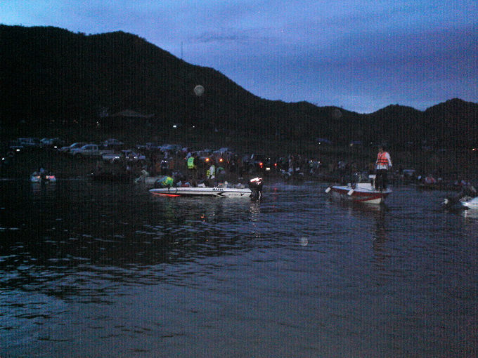  [b]เตรียมตัวออกไปกันแล้วครับ  ตอนแรกเรือผมสตาร์ทไม่ติด ทำยังไงก็ไม่ติด[/b]

 [b]ทั้งๆที่เรือไม่เค