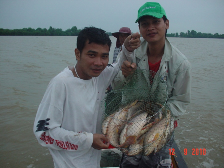 เอ้า ถ่ายรูปปลารวมกันหน่อย เย้
ภาพนี้ไต๋ต้องเบาเรือให้ครับ กลัวขี้เมาสองคนจะตกเรือ ฮะๆๆ
 :grin: :g