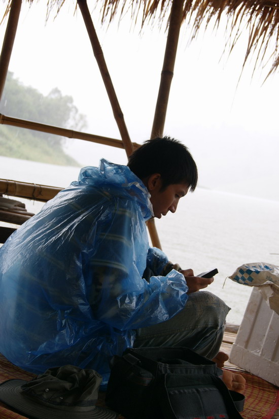 จากนั้นครับฝนจากฟ้ารั่ว หาที่หลบกันก่อนครับ :sad: