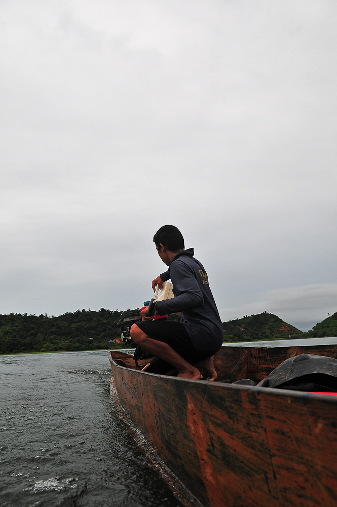 ขับเรือห่างจากฝั่ง มาได้หน่อย น้ำมันหมด กำ................ฮ่วย   :angry: :angry: :angry: :laughing: 