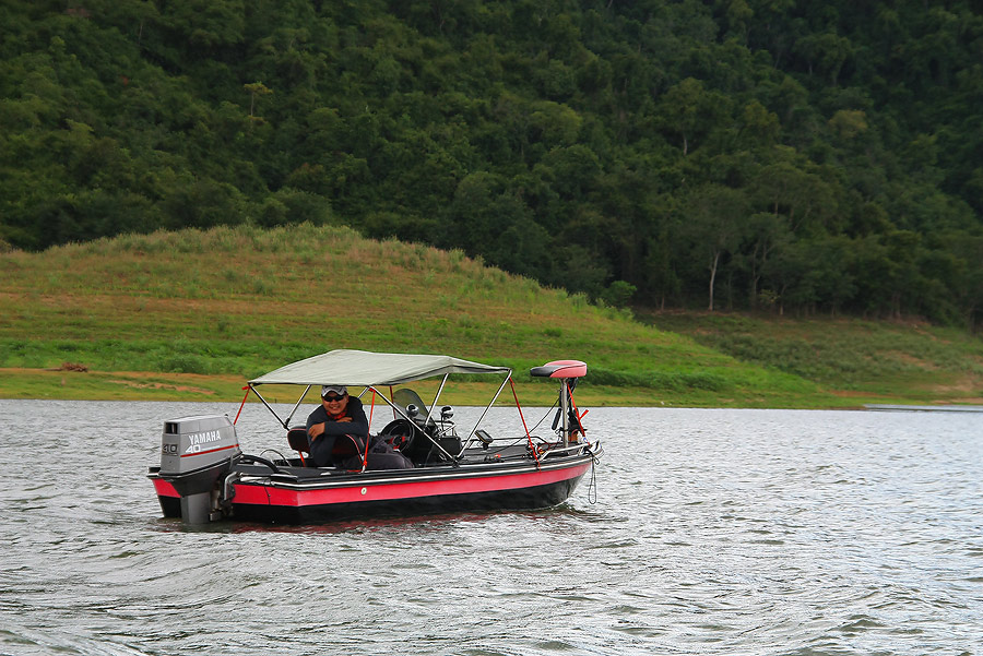 น้ากาญ  ลอยเรือมาใกล้ ๆ แล้วตะโกนบอกว่า  ได้ปลาช่อนมาแล้ว 1ตัว...

วุ้ยยยยยยยยยยยย...ยังไม่ทันได้ถ