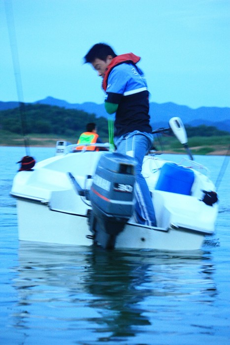 ยัง ยังม่ายติดอีก นี่แหละครับบ เบื้องหลังที่จะเป็นโปร ต้องหัดติดเครื่องเรือให้ไดเสียก่อน



สวัส