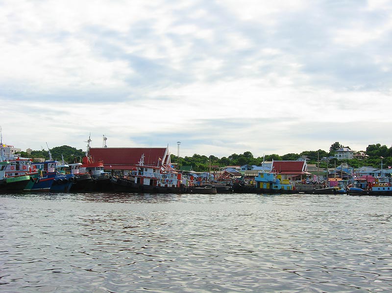 ถึงท่าบนแล้วทันเรือเที่ยว4โมงพอดี :smile:
ดีเหมือนกันจะได้ถึงบ้านไม่มืดมากนัก