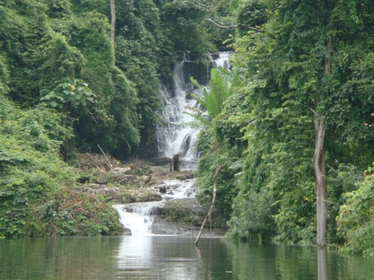 อ่างเดียว มีน้ำตก 5 ที่ครับที่ไหลลงอ่าง...อย่างสวยเลย  :kiss: :kiss: :kiss: