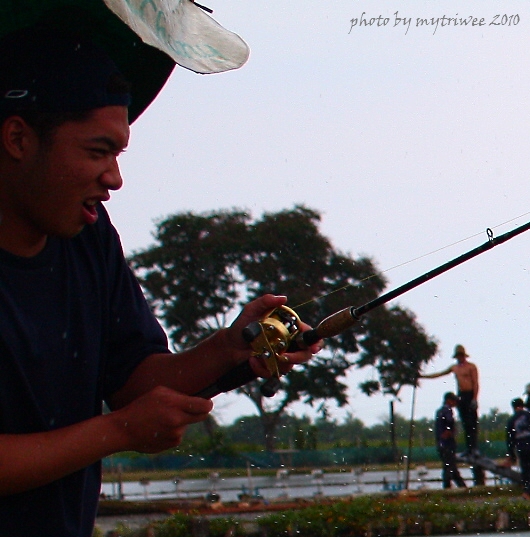 มันส์แค่ใหน!!!กลางสายฝน!!!กับกระพงบ่อหนุ่ม (BARRA IN THE RAIN)