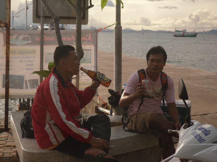 

           สองหนุ่ม  กินยาแก้เมาก่อนขึ้นเรือ


                     :laughing: :laughing: :la
