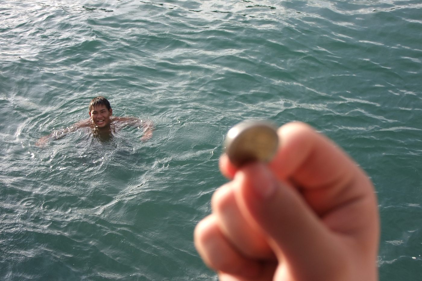 บริเวรท่าเรือจะมีเด็กๆมาดำน้ำเก็บเหรียญที่โยนลงไป