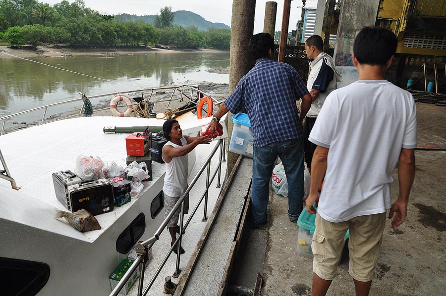 มาถึงท่าเรือในเช้าวันเสาร์ครับแล้วก็มุ่งหน้ามาที่ท่าเรือไต๋โทเอาของลงไว้ที่เรือแล้ว เดินทางไปยังเกาะ
