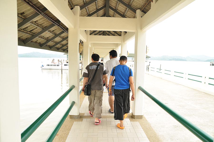 มาถึงท่าเรือตอนสายๆวีซ่าพร้อมก็ออกเดินลงเรือกันเลยครับ
