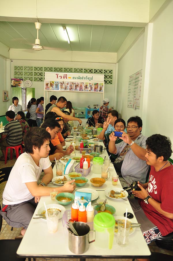 ร้านนี้คนเยอะมากครับ เฉพาะพวกผมก็ครึ่งร้านไปแล้วครับ ลูกค้าท่านอื่นต้องต่อแถวรอโต๊ะว่าง