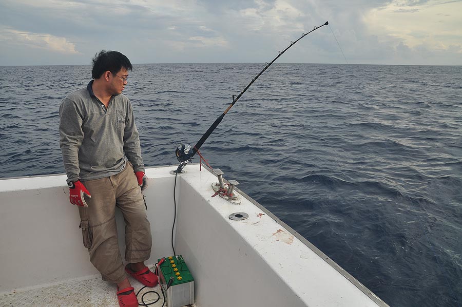 น้าต่อก็เฝ้าทางท้ายเรือเหมือนกันค