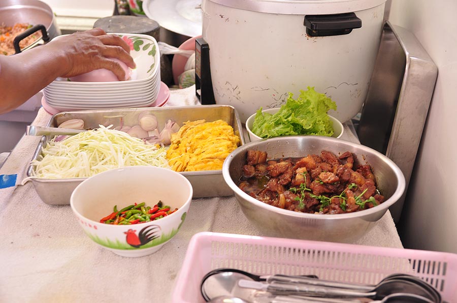 ได้เวลาทานข้าวครับเมนูมื้อนี้ข้าวคลุกกะปิครับ  :umh: :umh: