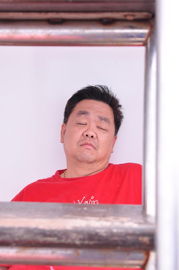 อ้าวเฮียชายแอบหลับซะงั้นครับ  :grin: :grin: