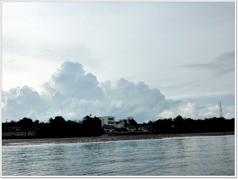 สองข้างฝั่ง..เจริญรุ่งเรืองด้วย.."วัตถุ..ที่อยู่เยิยสายตา..คนอีกหลายรุ่น" แต่..รุ่งริ่งกับหาดแห่งน