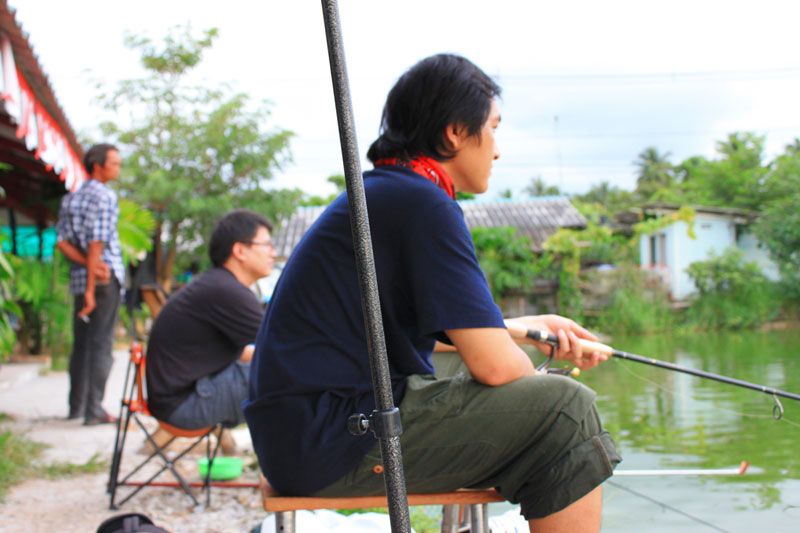 สมาธิ แนวแน่ ตาจ้องเขม่งอยู่ที่ปลายทุ่น :grin: