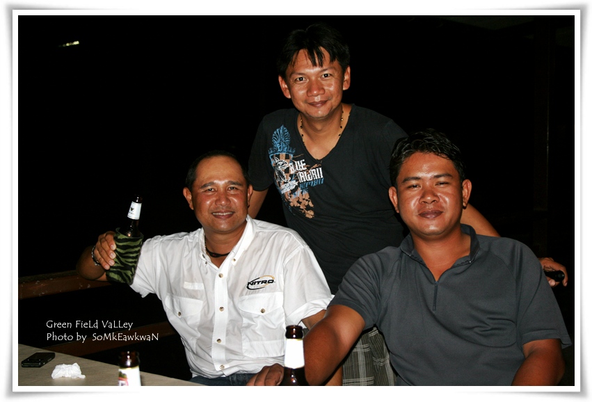 มื้อเย็น ของผู้อาวุโส 555+
ก่อนทานข้าวก็รองท้องกันซะหน่อย กรึ๊บๆ
เสียดาย ที่พี่ก้องกับพี่คิดแล้วก็