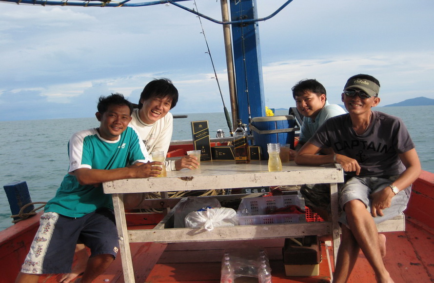 เรือออกจากฝั่งแล้วครับ กำลังคอแห้งพอดีก็เลยนั่งกินน้ำกันครับ อย่ากินเยอะนะครับเดี๋ยวมึน :cheer: