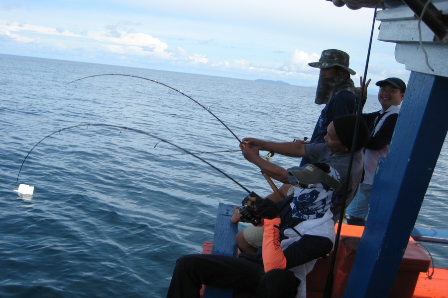 ผมขอสนุกมั่งครับ สองคันซ้อนท้ายเรือ ผมกะน้าหมา :laughing: