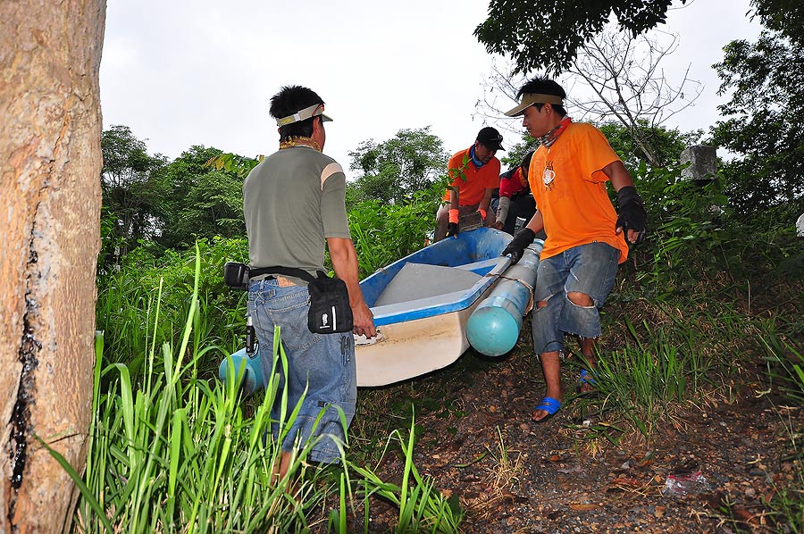 รีบเอาเรือลงกันเลย  :grin: