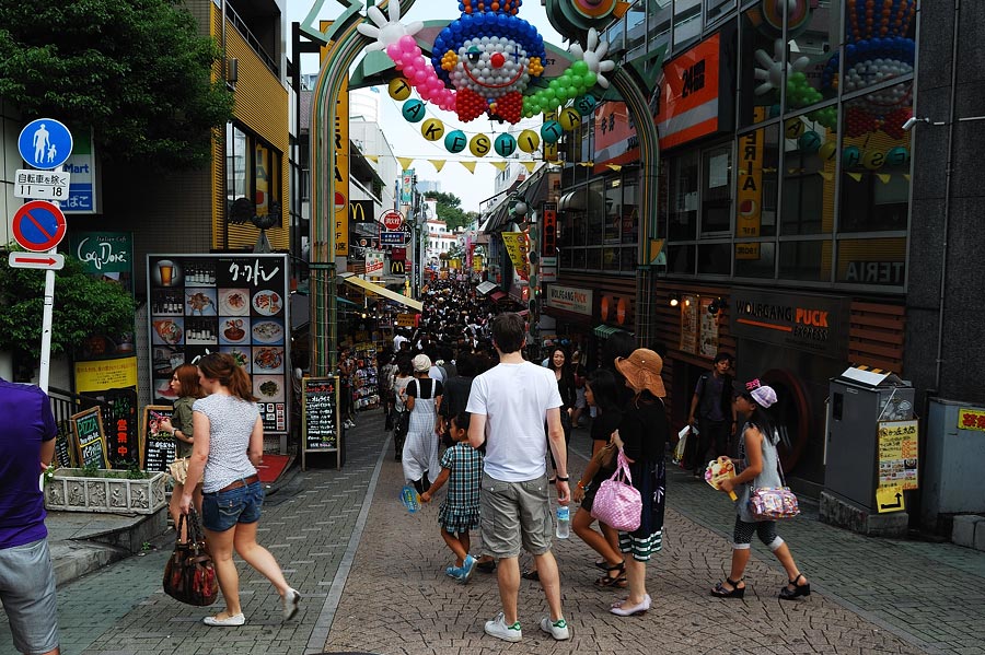 การเดินทางมาที่ Harajuku ก็สะดวกครับนั่งรถไฟฟ้า...พอถึงสะถานี Harajuku ก็ข้ามถนนมาอีกด้านหนึ่ง.. จะเ