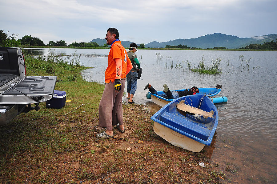 เกิดศึกแย่งเรือกันแล้วคร๊าบ เจ้าจอรีบนอนจองเลยอ่ะ :grin: :grin: :grin: