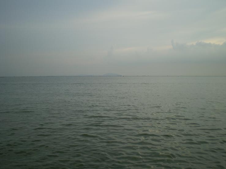 ทะเลบริเวณหน้าบ้านตอนกลางวัน :smile: :smile: :smile: