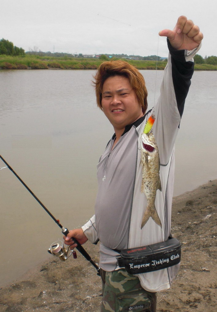 เอ้า  จัดภาพคนหล่อ กันหน่อยเซ้..........  :cool: :cool: :laughing: :laughing: :laughing:

น้องเอ๊ก