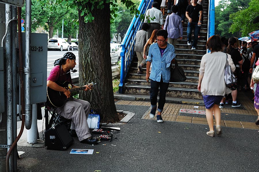 ศิลปินตามข้างทางหรือเชิงสะพานลอยก็มีเหมือนกับบ้านเรา... :cheer: :cheer: