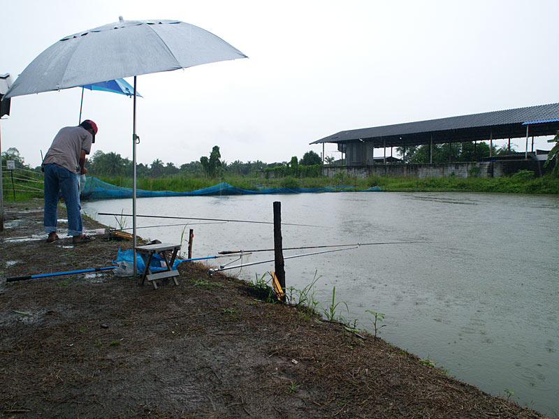 ผมกับน้าป๊อบ สร้างบ้านเสร็จ ฝนก็หนาเม็ดมาอีกแร๊ะะ 