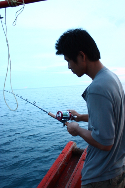 ไต๋บอกพวกเรายังไม่มีเหยื่อต้องจอดเรือไดร์หมึกก่อนครับ