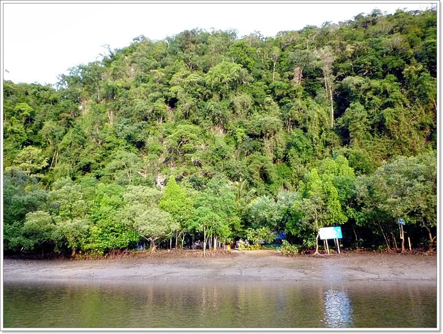 เราใช้เวลาอยู่หาดด้านหน้าถ้ำเขาขน