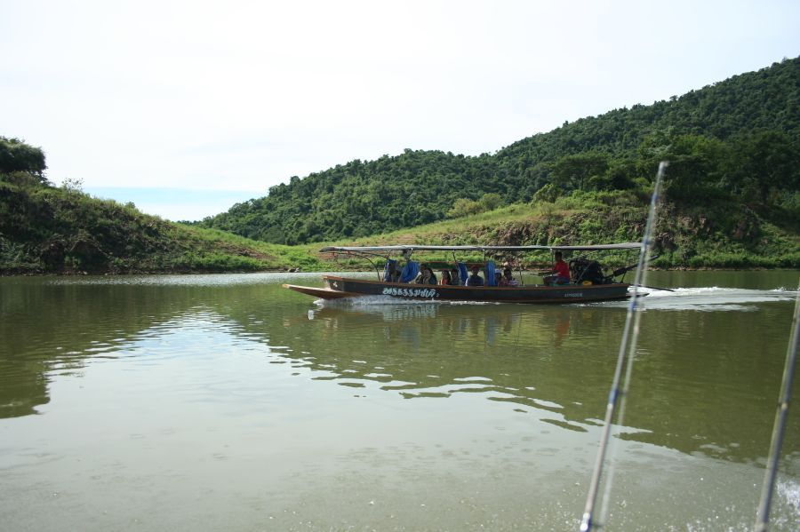 น่าจะเปงเรือไทที่มาเที่ยว :grin: :grin: