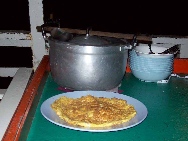 ไข่เจียวอาหารจานหลักบนเรือ แปลกนะครับกินไข่เจียวบนฝั่งไม่เคยอร่อยกว่าบนเรือเลยครับ  :umh: :umh: :gri